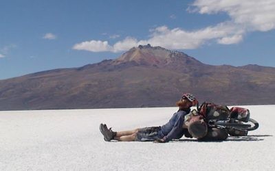 Roei “Jinji” Sadan se repose lors de sa traversée du désert en Bolivie durant son tour du monde en vélo entre 2007 et 2011. (Crédit : Autorisation Roei Sadan)