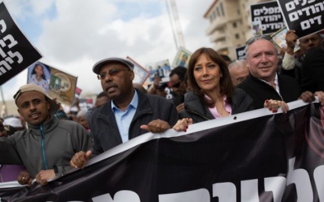 Le député du Likud Avraham Neguise (deuxième à gauche), la députée de l'Union sioniste Revital Swid (deuxième à droite) et le député Likud David Amsalem (à droite) pendant une manifestation pour l'immigration en Israël des juifs éthiopiens, à Jérusalem, le 20 mars 2016. (Crédit : Corinna Kern/Flash90 )