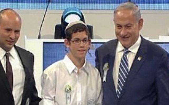 Elkana Friedman, vainqueur du concours biblique international, avec le ministre de l’Education Naftali Bennett (à gauche) et le Premier ministre Benjamin Netanyahu (à droite), le 12 mai 2016. (Crédit : capture d’écran Première chaîne)