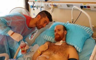 Sadan avec un ami à l'hôpital durant son rétablissement en 2015. (Crédit : Autorisation Roei Sadan)