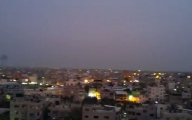 Des volutes de fumées s'élèvent dans le ciel après des frappes aériennes sur Rafah, dans la bande de Gaza, le 4 mai 2016. (Crédit : capture d'écran Twitter/Shehab) Des volutes de fumées s'élèvent dans le ciel après des frappes aériennes sur Rafah, dans la bande de Gaza, le 4 mai 2016. (Crédit : capture d'écran Twitter/Shehab)