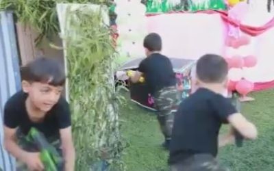 Des petits garçons palestiniens émergent d'un "tunnel" pendant une représentation dans le cadre du Festival de Palestine pour les enfants et l'éducation, dans la bande de Gaza, en avril 2016. (Crédit : autorisation MEMRI)