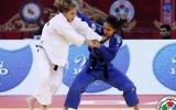 La judoka israélienne Gili Cohen (en bleu) contre sa concurrente au Grand Chelem à Bakou le 6 mai 2016 (photo: G. Sabau / IJF Media)