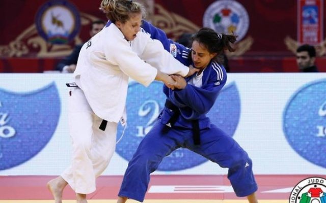 La judoka israélienne Gili Cohen (en bleu) contre sa concurrente au Grand Chelem à Bakou le 6 mai 2016 (photo: G. Sabau / IJF Media)