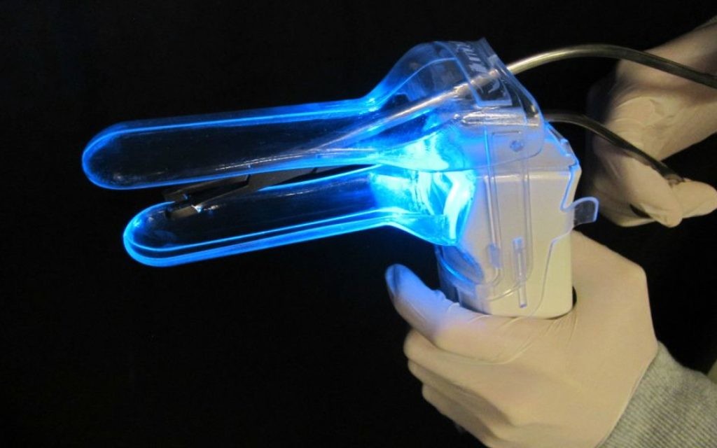 Le produit phare d'Illumigyn, le Gynescope, est un appareil d'imagerie de pointe qui rentre à l'intérieur de la poignée d'un spéculum standard utilisé par les gynécologues (Crédit : Autorisation)