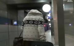 Une femme sans abri marche dans l'aéroport Ben Gurion, dans un reportage sur ce phénomène diffusé sur la Deuxième chaîne le 15 mai 2016. (Crédit : capture d'écran Deuxième chaîne)