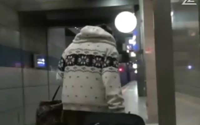Une femme sans abri marche dans l'aéroport Ben Gurion, dans un reportage sur ce phénomène diffusé sur la Deuxième chaîne le 15 mai 2016. (Crédit : capture d'écran Deuxième chaîne)