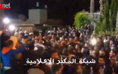 Manifestants rendant hommage au terroriste palestinien Alaa abu Jamal dans le quartier Jabel Mukaber de Jérusalem Est, devant le cimetière où ont lieu ses funérailles, le 23 mai 2016. (Crédit : capture d'écran Ynet)