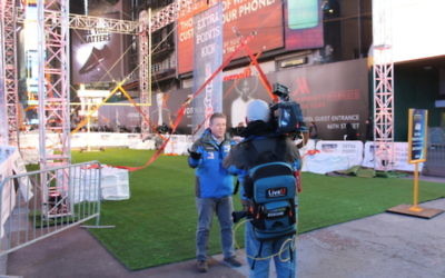 Un journaliste diffuse une interview télévisée en live en utilisant un équipement LiveU (Crédit : autorisation)