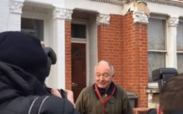 Ken Livingstone devant sa maison, à Londres, vendredi 29 avril 2016. (Crédit photo : capture d'écran YouTube)
