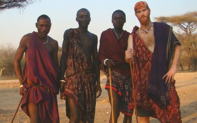 Sadan au Kenya avec des membres d'une tribu Masai durant son tour du monde en vélo entre 2007 et 2011. (Crédit : Autorisation Roei Sadan)