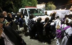 Prières sur le mont Meron près d'une ambulance, le 26 mai 2016. (Crédit : Magen David Adom)