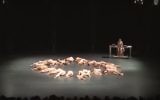 Le spectacle de danse "Plus que nu", de la chorégraphe autrichienne Doris Uhlich, qui a été représenté à Jérusalem dans le cadre du festival d'Israël, le 27 mai 2016. (Crédit : capture d'écran YouTube)