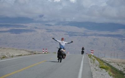 Sadan a parcouru 66 000 km en vélo dans 42 pays sur 5 années au cours de son tour du monde. (Crédit : Autorisation Roei Sadan)