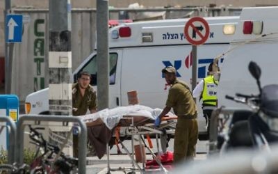 Des paramédicaux de l'armée israélienne évacuent le corps d'un Palestinien au checkpoint de Qalandiya après une tentative présumée d'attaque au couteau, le 27 avril 2016. (Yonatan Sindel / Flash90)