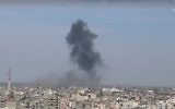 De la fumée s'élève au-dessus de Rafah, dans le sud de la bande de Gaza, alors que l'aviation israélienne a frappé quatre cibles militaires du Hamas, le 5 mai 2016. (Crédit : capture d'écran : Agence d'informations Shehab)