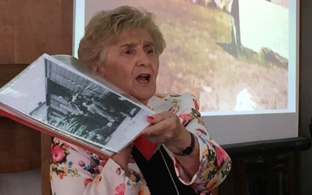 Rena Quint raconte son arrivée à Bergen-Belsen à l'institut Pardes des études juives, à Jérusalem, le 4 mai 2016 (Crédit : Amanda Borschel-Dan/Times of Israel)