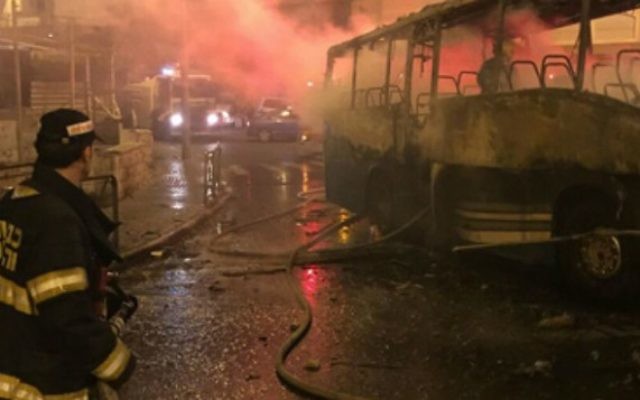 Pompiers luttant contre les flammes déclenchées par une bombe incendiaire sur une base militaire israélienne proche du mont Scopus, à Jérusalem, le 18 septembre 2015. (Crédit : capture d'écran Deuxième chaîne) Pompiers luttant contre les flammes déclenchées par une bombe incendiaire sur une base militaire israélienne proche du mont Scopus, à Jérusalem, le 18 septembre 2015. (Crédit : capture d'écran Deuxième chaîne)