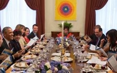Le président des Etats-Unis Barack Obama pendant un seder de Pessah organisé à la Maison Blanche pour famille, membres de l'équipe et amis, en 2015. (Crédit : Official White House Photo/Pete Souza)