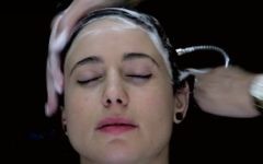 Une image de 'Women in Sink,' (Femmes dans l'évier) un documentaire qui se déroule dans un salon de coiffure arabo-chrétien à Haifa (Crédit : capture d'écran YouTube)