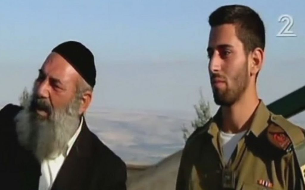 Le rabbin Avraham Sinai (à gauche) et son fils Amos, près de la frontière libanaise. (Crédit : capture d'écran Deuxième chaîne) Le rabbin Avraham Sinai (à gauche) et son fils Amos, près de la frontière libanaise. (Crédit : capture d'écran Deuxième chaîne)