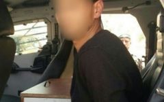Le Palestinien qui était en possession d'un uniforme de la police israélienne après son arrestation au checkpoint Mishor Adumim, le 14 mai 2016. (Crédit : police des frontières israélienne)