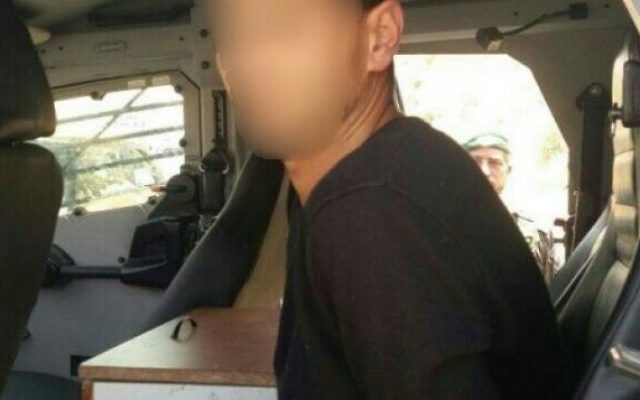 Le Palestinien qui était en possession d'un uniforme de la police israélienne après son arrestation au checkpoint Mishor Adumim, le 14 mai 2016. (Crédit : police des frontières israélienne)