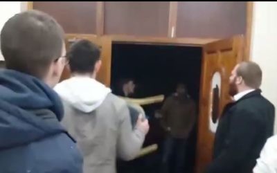 De jeunes hommes juifs repoussent une bande qui essaie d'entrer de force dans une synagogue de Londres lors d'une confrontation violente, le 22 mars 2015. (capture d'écran: YouTube / Vos9es's)