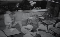 Deux hommes aspergent un restaurant casher d'un liquide avant qu'il ne brûle, à Manchester, en Angleterre, le 6 mai 2016. (Crédit : capture d'écran des vidéos de caméras de sécurité)