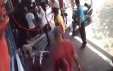 Vidéo d'une agression présumée de la police contre un homme arabe israélien à Tel Aviv, le 22 mai 2016. (Crédit : capture d'écran Deuxième chaîne)