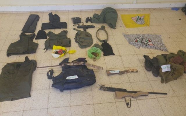 Des pistolets faits maison, des gilets pare-balles et d'autres équipements saisis par les troupes de Tsahal dans le village palestinien de al-Dik dans un raid nocturne le 25 mai 2016 (Crédit : unité du porte parole de Tsahal)