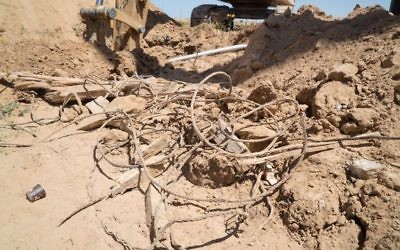 Un tunnel terroriste du Hamas découvert par l'armée israélienne sous la frontière entre Gaza et Israël, le 5 mai 2016. (Crédit : unité des porte-paroles de l'armée isaélienne)