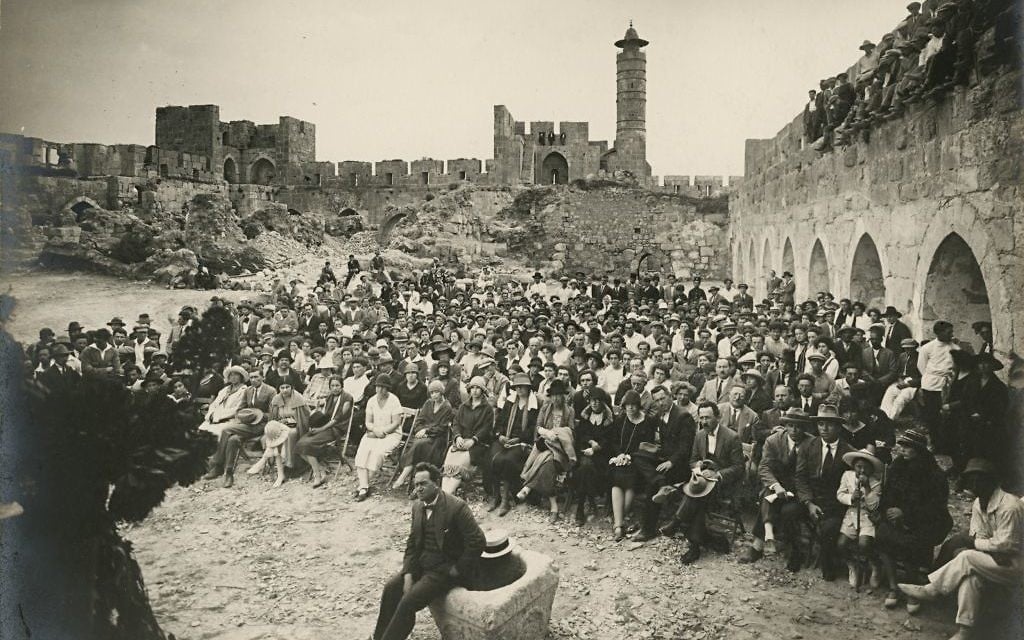 Shmuel Josef Schweig, concert du chanteur Z. Kwartin. Photographie issue d'un album du Fonds national juif, collection de photographie israélienne de Buki Boaz, Mevasseret Sion.