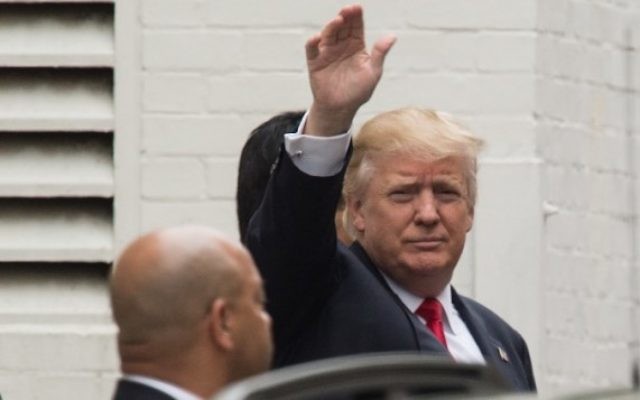 Donald Trump, candidat républicain à la présidentielle, arrive au siège du parti à Washington, DC, le 12 mai 2016. (Crédit : AFP/ Nicholas Kamm) Donald Trump, candidat républicain à la présidentielle, arrive au siège du parti à Washington, DC, le 12 mai 2016. (Crédit : AFP/ Nicholas Kamm)
