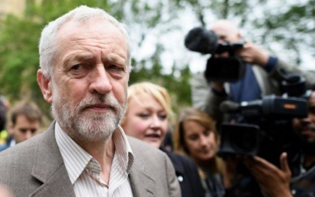 Le dirigeant du Parti travailliste britannique Jeremy Corbyn avec des ouvriers métallurgistes après une manifestation à Londres, le 25 mai 2016. (Crédit : AFP/Leon Neal)