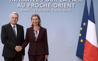 La chef de la diplomatie de l'Union européenne, Federica Mogherini, à droite, est accueillie par le ministre des Affaires étrangères français Jean-Marc Ayrault avant une réunion internationale et interministérielle dans le but de relancer le processus de paix israélo-palestinien, à Paris, le 3 juin 2016 . (Crédit : AFP / Pool / Stephane de SAKUTIN)