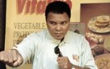 Mohamed Ali pendant une conférence de presse à Jakarta, le 21 octobre 1996. (Crédit : AFP / JOHN MACDOUGALL)