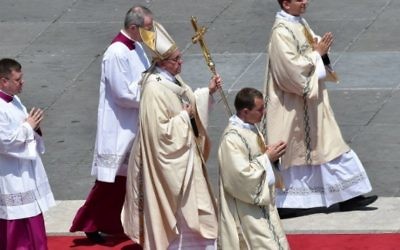 Le pape François dirige une messe pour la canonisation de Marie Elisabeth Hesselblad  et Stanislas de Jésus et Marie au Vatican, le 5 juin 2016. (Crédit : AFP/ALBERTO PIZZOLI)