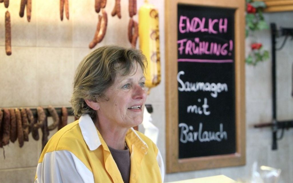 Edelgard Kellerman, employée d'une boucherie du village de Kallstadt, au sud de l'Allemagne, le 8 juin 2016. (Crédit : AFP PHOTO/DANIEL ROLAND) Edelgard Kellerman, employée d'une boucherie du village de Kallstadt, au sud de l'Allemagne, le 8 juin 2016. (Crédit : AFP PHOTO/DANIEL ROLAND)