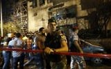 Les forces de sécurité libanaise sur les lieux d'un attentat près d'une banque importante, dans la partie occidentale de la capitale libanaise, Beyrouth, le 12 juin 2016. (Crédit : AFP Photo/Anwar Amro)