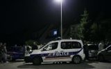 Une voiture de la police bloque la route pendant l'assaut donné par le RAID, quelques heures après le meurtre d'un policier devant chez lui, à Magnanville, à 45 km à l'ouest de Paris, le 14 juin 2016. (Crédit : AFP PHOTO/MATTHIEU ALEXANDRE)