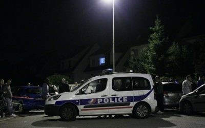 Une voiture de la police bloque la route pendant l'assaut donné par le RAID, quelques heures après le meurtre d'un policier devant chez lui, à Magnanville, à 45 km à l'ouest de Paris, le 14 juin 2016. (Crédit : AFP PHOTO/MATTHIEU ALEXANDRE)