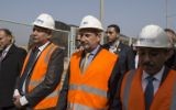 Johannes Hahn, Commissaire européen pour la politique régionale et l'intégration européenne (au centre) visite l'usine de désalinisation d'eau de la bande de Gaza financée par l'Union européenne, à Deir al-Balah, le 14 juin 2016. (Crédit : AFP PHOTO/Mahmud Hams)