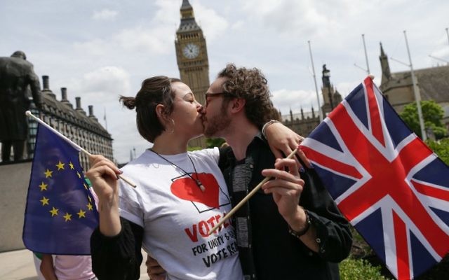 La campagne du "Remain", pour que le Royaume-Uni reste dans l'Union européenne, avait organisé une chaîne de baisers entre des personnes portant des drapeaux du Royaume-Uni et de l'Union européenne, devant la Chambre du Parlement, à Londres, le 19 juin 2016. (Crédit : AFP/Daniel Leal-Olivas) La campagne du "Remain", pour que le Royaume-Uni reste dans l'Union européenne, avait organisé une chaîne de baisers entre des personnes portant des drapeaux du Royaume-Uni et de l'Union européenne, devant la Chambre du Parlement, à Londres, le 19 juin 2016. (Crédit : AFP/Daniel Leal-Olivas)
