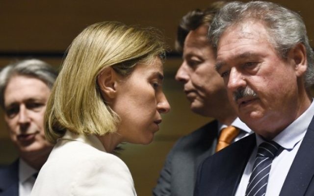 La Haute Représentante de l’Union pour les affaires étrangères et la politique de sécurité et vice-présidente de la Commission Federica Mogherini (à gauche) avec le ministre luxembourgeois des Affaires étrangères Jean Asselborn (à droite), devant le ministre britannique des Affaires étrangères Philip Hammond (à gauche, et le ministre néerlandais des Affaires étrangères Bert Koenders pendant la réunion mensuelle des ministres des Affaires étrangères de l'Union européenne, à Luxembourg, le 20 juin 2016. (Crédit : AFP/John Thys) La Haute Représentante de l’Union pour les affaires étrangères et la politique de sécurité et vice-présidente de la Commission Federica Mogherini (à gauche) avec le ministre luxembourgeois des Affaires étrangères Jean Asselborn (à droite), devant le ministre britannique des Affaires étrangères Philip Hammond (à gauche, et le ministre néerlandais des Affaires étrangères Bert Koenders pendant la réunion mensuelle des ministres des Affaires étrangères de l'Union européenne, à Luxembourg, le 20 juin 2016. (Crédit : AFP/John Thys)