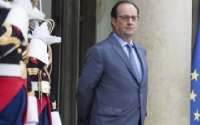 Le président français François Hollande attend son homologue ukrainien au Palais de l'Elysée, à Paris, le 21 juin 2016. (Crédit : AFP/Geoffroy van Der Hasselt) Le président français François Hollande attend son homologue ukrainien au Palais de l'Elysée, à Paris, le 21 juin 2016. (Crédit : AFP/Geoffroy van Der Hasselt)
