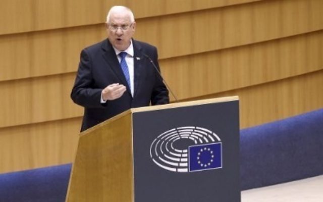 Le président Reuven Rivlin devant le parlement de l'Union européenne à Bruxelles, le 22 juin 2016. (Crédit : AFP/John Thys) Le président Reuven Rivlin devant le parlement de l'Union européenne à Bruxelles, le 22 juin 2016. (Crédit : AFP/John Thys)