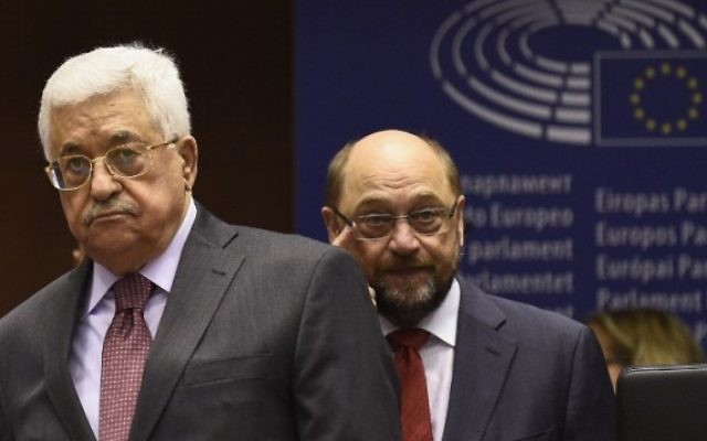 Le président du parlement européen Martin Schulz (à droite) avec le président de l'Autorité palestinienne Mahmoud Abbas au parlement de l'Union européenne à Bruxelles, le 23 juin 2016. (Crédit : AFP/John Thys) Le président du parlement européen Martin Schulz (à droite) avec le président de l'Autorité palestinienne Mahmoud Abbas au parlement de l'Union européenne à Bruxelles, le 23 juin 2016. (Crédit : AFP/John Thys)