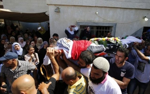 Les funérailles de l'adolescent palestinien Mahmoud Badran qui a été tué par les troupes israéliennes, le 21 Juin, dans le village de Beit Ur-Tahta près de la ville de Ramallah en Cisjordanie le 23 juin 2016. (Crédit : AFP / ABBAS MOMANI)
