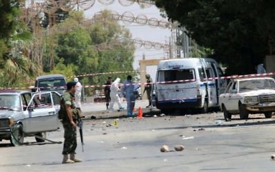 Les forces de sécurité libanaises sur le site d'attentats suicides simultanés dans le village chrétien d'Al-Qaa, à l'est du Liban, près de la frontière syrienne, le 27 juin 2016. (Crédit : AFP/STRINGER)